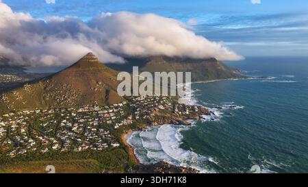 Aus der Vogelperspektive von Lion's Head und Signal Hill treffen auf den Atlantik, Häuser entlang der Küste unter weichen Wolken, Kapstadt, Westkap, Südafrika. Stockfoto