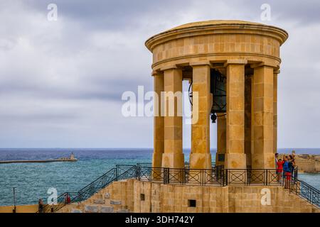 Valletta, Malta - 10. Oktober 2019: Belagerung Bell war Memorial, Denkmal für diejenigen, die während der Belagerung Maltas im Zweiten Weltkrieg starben Stockfoto