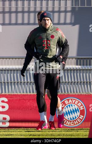MÜNCHEN – 20. JANUAR: Leon Goretzka (FC Bayern München, 8) während des Trainings des FC Bayern München vor dem UEFA Champions League-Spiel gegen Royale Union Saint-Gilloise am 20. Januar 2026 in München. Stockfoto