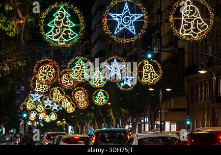 Lustige, farbenfrohe Weihnachtsdekoration im spanischen Stil in Valencia. Selbst die längste Straße hat ihre eigenen thematischen Lichtdisplays. Stockfoto