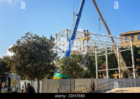Valletta, Malta - 17. Januar 2026: Arbeiter und Krane installieren einen großen Metallrahmen für eine temporäre Konzertbühne auf einem Stadtplatz Stockfoto
