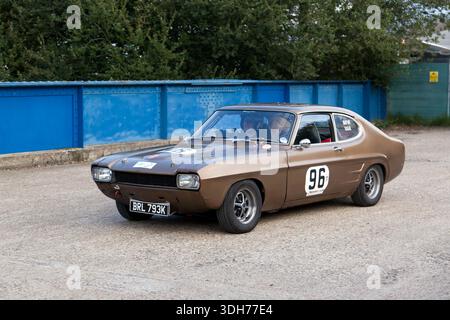 Dreiviertel Vorderansicht eines Brown, Mk1, 1972, Ford Capri, demonstriert am Brooklands Motorsport Day, 2025. Stockfoto