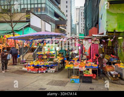 Hong Kong, Hong Kong Island, 27. Januar 2024, Blick auf einen Obstverkäufer in der Gage Street im Central District Stockfoto