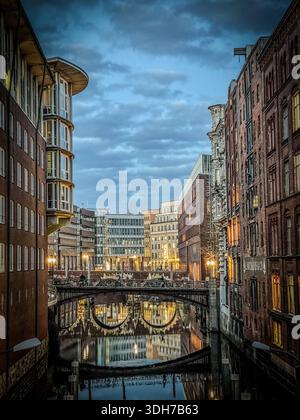 Blick auf die historische Straße und den Kanal im Hamburger Stadtzentrum Stockfoto