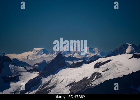 Dramatische, schneebedeckte Gipfel des Titlis-Gletschers erheben sich scharf gegen einen tiefblauen Himmel und zeigen die schroffe Schönheit der Schweizer Alpen. Die gezackte Ed Stockfoto