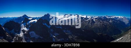 Ein atemberaubender Panoramablick auf die schneebedeckten Gipfel des Titlis, Teil der Schweizer Alpen, unter einem strahlend blauen Himmel. Zerklüftete Gletscherdecke Stockfoto