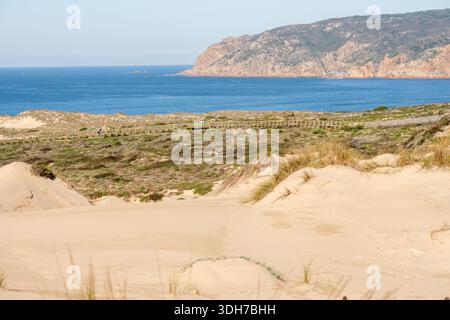 Sanddünen mit Holzsteg, der die Küstenvegetation über dem Atlantik in der Nähe von Guincho Cascais Portugal durchquert. Stockfoto