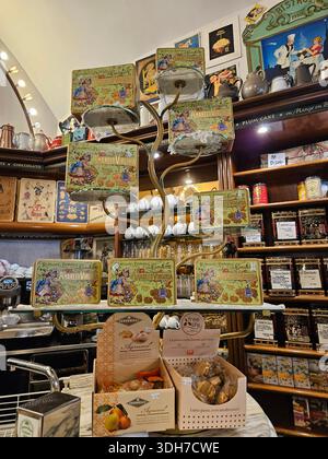 Historische Marke Amaretti Virginia aus Sassello (Ligurien), Italien. Sie produzieren weiche Mandel-Makronen. Samambaia Roastery & Bistro in Turin, Italien, Spez Stockfoto