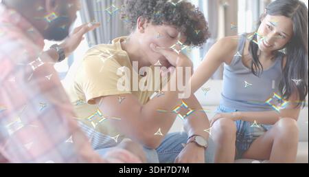 Tröstende Freunde, die Hand auf den Mann in gelbem T-Stück legen, lehnen sich auf das Heimsofa, Armbanduhr-Prismen-Overlay Stockfoto