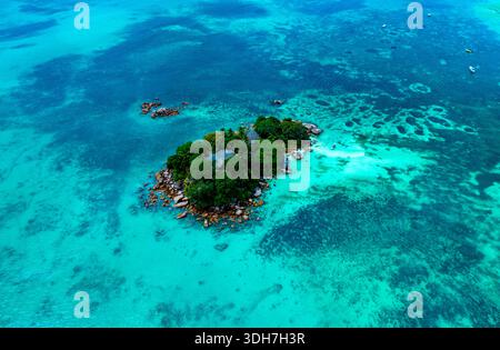Blick aus der Vogelperspektive auf die kleine tropische Insel, umgeben von einer türkisfarbenen Lagune und einem Korallenriff, Mauritius Stockfoto