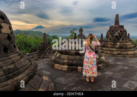 Weibliche Besucherin unter den buddhistischen Stupas in Borobudur, Indonesien Stockfoto