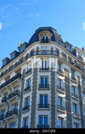 Typisches pariser Gebäude mit französischen Balkonen an sonnigen Tagen, Architektur aus der Haussmann-Zeit. Appartements in alten Häusern, Renovierung der Stadt Stockfoto