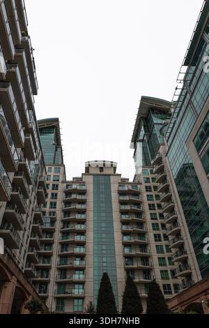 Niedriger Blick auf moderne, luxuriöse Hochhauswohnungen Stockfoto