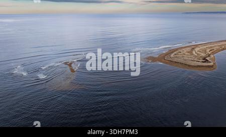 River Spey Scotland im Kingston Village Speymouth, wo Süßwasser auf den Moray Firth trifft Stockfoto