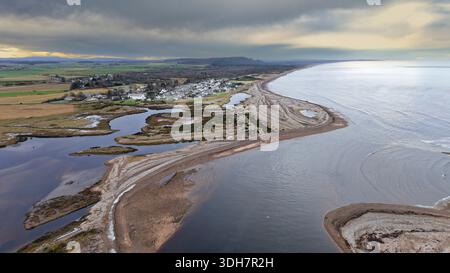 River Spey Scotland Speymouth beherbergt die Kingston Village Spey Bay, wo Süßwasser auf den Moray Firth trifft Stockfoto