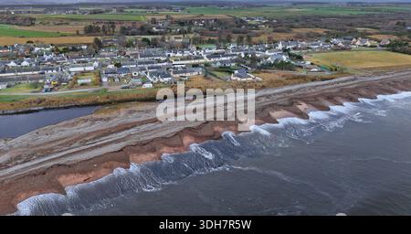 River Spey Scotland Speymouth Spey Bay Kingston Village und weiße oam-Muster am Kieselstrand Stockfoto