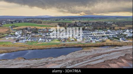 River Spey Schottland Speymouth Spey Bay Reihen von weißen Häusern von Kingston Village Stockfoto