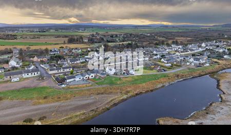 River Spey Schottland Speymouth Spey Bay die weißen Häuser von Kingston Village Stockfoto