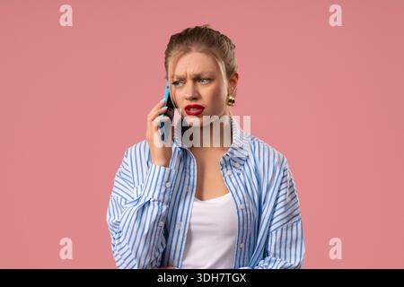 Verärgerte Blonde Frau Während Emotionaler Telefonargumentation. Konfliktreaktion, Widerspruch Stockfoto