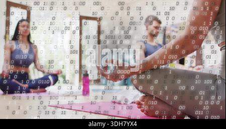 Sitzende Erwachsene Frau in Sportkleidung, die Mudra auf rosa Matte im Yoga-Studio hält, Binärüberzug Stockfoto