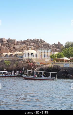 Assuan, Ägypten - 20. Oktober 2023: Altes nubisches Gästehaus und Restaurant in der Nähe des Philae-Tempels Stockfoto