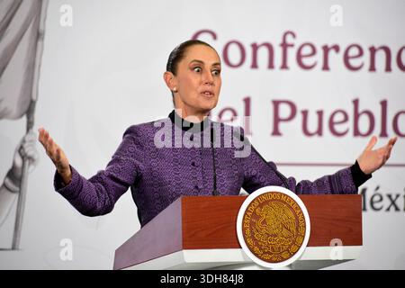 Mexiko-Stadt, Mexiko. Januar 2026. Mexikos Präsidentin Claudia Sheinbaum Pardo spricht während einer Briefing-Konferenz im Nationalpalast über den Masern-Ausbruch und die Impfkampagnen. Am 20. Januar 2026 in Mexiko-Stadt. (Foto: Luis Barron/Eyepix Group/SIPA USA) Credit: SIPA USA/Alamy Live News Stockfoto