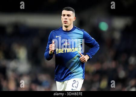 Tottenham Hotspur Pedro Porro wärmt sich vor dem Spiel der UEFA Champions League im Tottenham Hotspur Stadium in London auf. Bilddatum: Dienstag, 20. Januar 2026. Stockfoto