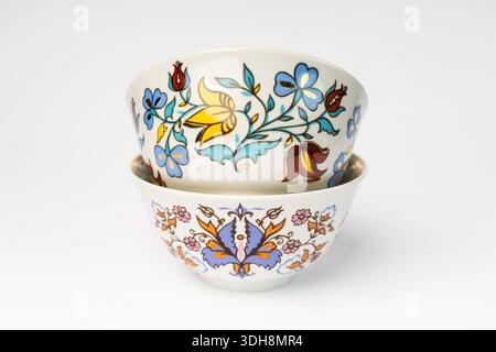 Traditionelle usbekische Teeschalen mit ethnischem Blumenschmuck, isoliert auf weißem Hintergrund. Lebendige Porzellan-Pialas-Tassen für Teezeremonie im asiatischen Restaurant. Stockfoto