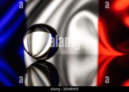Glaskugel auf französischem Flaggenhintergrund. Französische Flagge - Nationalzeichen Stockfoto