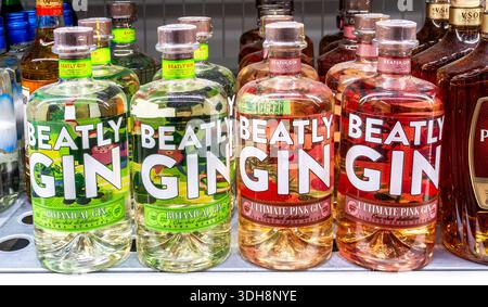 Samara, Russland - 25. Mai 2025: Beatly Gin in einer Glasflasche im Regal in einem Supermarkt. Starke alkoholische Getränke Stockfoto