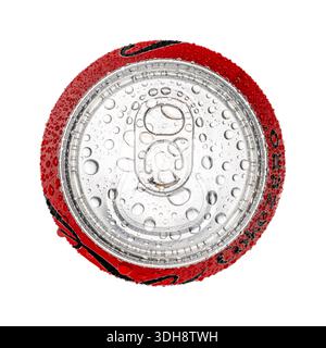 Eine Dose Limonade mit rotem Oberteil und silbernem Boden. Die Oberseite ist offen und die Unterseite ist geschlossen. Die Dose ist nass und hat Wassertropfen Stockfoto