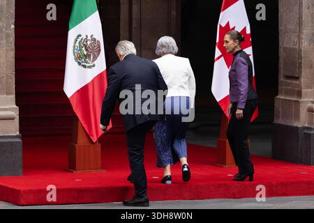 Mexiko-Stadt, Mexiko. Januar 2026. MARY SIMON, Generalgouverneur von Kanada, begleitet von ihrem Ehemann WHIT FRASER, einem kanadischen Journalisten und Autor, während der offiziellen Begrüßungszeremonie im Nationalpalast zu Beginn ihres offiziellen Besuchs in Mexiko, zu dem auch ein Treffen mit Präsidentin CLAUDIA SHEINBAUM gehört. (Kreditbild: © Cristian Leyva/ZUMA Press Wire) NUR REDAKTIONELLE VERWENDUNG! Nicht für kommerzielle ZWECKE! Stockfoto
