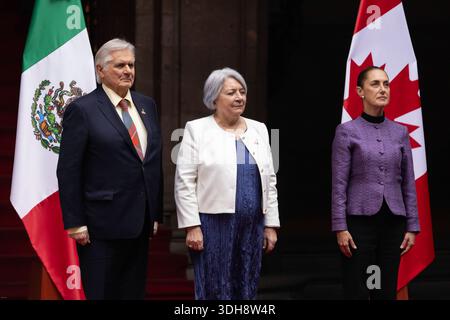 Mexiko-Stadt, Mexiko. Januar 2026. MARY SIMON, Generalgouverneur von Kanada, begleitet von ihrem Ehemann WHIT FRASER, einem kanadischen Journalisten und Autor, während der offiziellen Begrüßungszeremonie im Nationalpalast zu Beginn ihres offiziellen Besuchs in Mexiko, zu dem auch ein Treffen mit Präsidentin CLAUDIA SHEINBAUM gehört. (Kreditbild: © Cristian Leyva/ZUMA Press Wire) NUR REDAKTIONELLE VERWENDUNG! Nicht für kommerzielle ZWECKE! Stockfoto
