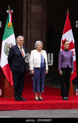 Mexiko-Stadt, Mexiko. Januar 2026. MARY SIMON, Generalgouverneur von Kanada, begleitet von ihrem Ehemann WHIT FRASER, einem kanadischen Journalisten und Autor, während der offiziellen Begrüßungszeremonie im Nationalpalast zu Beginn ihres offiziellen Besuchs in Mexiko, zu dem auch ein Treffen mit Präsidentin CLAUDIA SHEINBAUM gehört. (Kreditbild: © Cristian Leyva/ZUMA Press Wire) NUR REDAKTIONELLE VERWENDUNG! Nicht für kommerzielle ZWECKE! Stockfoto
