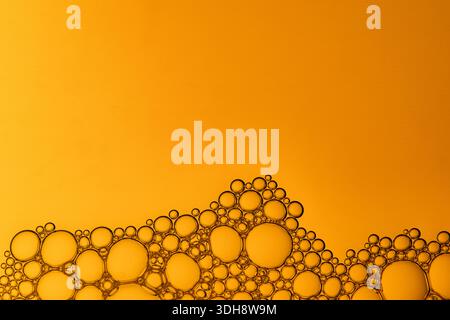 Eine große Anzahl kleiner Blasen in verschiedenen Größen, die ein Gefühl von Bewegung und Energie erzeugen. Die Blasen sind über das Bild verteilt, einige sind groß Stockfoto