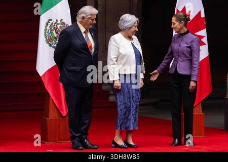 Mexiko-Stadt, Mexiko. Januar 2026. MARY SIMON, Generalgouverneur von Kanada, begleitet von ihrem Ehemann WHIT FRASER, einem kanadischen Journalisten und Autor, während der offiziellen Begrüßungszeremonie im Nationalpalast zu Beginn ihres offiziellen Besuchs in Mexiko, zu dem auch ein Treffen mit Präsidentin CLAUDIA SHEINBAUM gehört. (Kreditbild: © Cristian Leyva/ZUMA Press Wire) NUR REDAKTIONELLE VERWENDUNG! Nicht für kommerzielle ZWECKE! Stockfoto