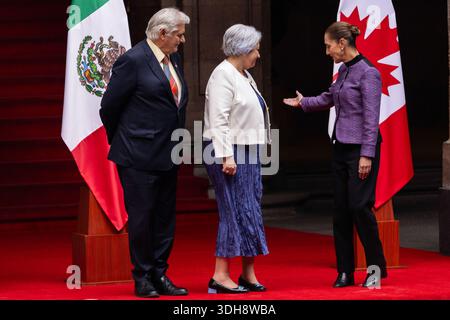 Mexiko-Stadt, Mexiko. Januar 2026. MARY SIMON, Generalgouverneur von Kanada, begleitet von ihrem Ehemann WHIT FRASER, einem kanadischen Journalisten und Autor, während der offiziellen Begrüßungszeremonie im Nationalpalast zu Beginn ihres offiziellen Besuchs in Mexiko, zu dem auch ein Treffen mit Präsidentin CLAUDIA SHEINBAUM gehört. (Kreditbild: © Cristian Leyva/ZUMA Press Wire) NUR REDAKTIONELLE VERWENDUNG! Nicht für kommerzielle ZWECKE! Stockfoto
