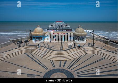 Der legendäre Cromer Pier 1901 an der Nordseeküste in Cromer, Norfolk, England, Großbritannien, an einem stürmischen, sonnigen Tag im Sommer 2025. Stockfoto