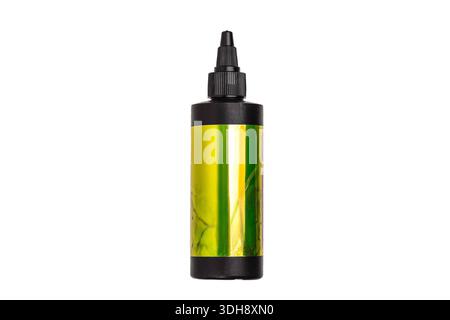Schwarze Applikatorflasche mit einem gelb-grünen metallischen Etikett, isoliert auf weißem Hintergrund. Stockfoto