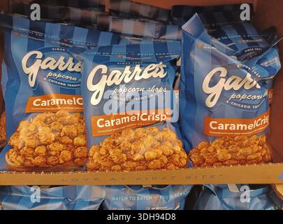 Houston, Texas, USA 12-21-2025: Garrett Caramel knusprige Beutel Popcorn im Supermarkt-Regal. Stockfoto