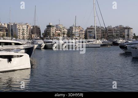 Moderner Yachthafen mit Yachten und Wohnanlage am Wasser in Piräus, Athen, Griechenland Stockfoto
