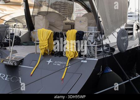 Modernes Yachtheck mit gewickelten Anlegeseilen, Deckbeschlägen und marinen Details. Saubere nautische Szene, die Segelsport, Reise darstellt. Stockfoto