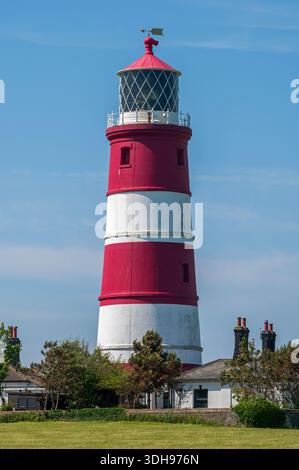 Das Trinity House aus dem 18. Jahrhundert, der Leuchtturm von Happisburgh (Haisborough), steht auf einem Feld auf den Klippen von Happisburgh, Norfolk, England. Stockfoto