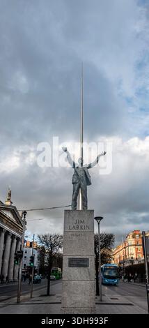 Die Jim-Larkin-Statue in der O’Connell Street in Dublin erinnert an den gewerkschaftsführer der Lockout 1913, wobei der Spire im Hintergrund steht. Stockfoto
