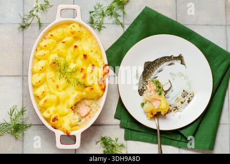 Shepherd's Pie mit Lachs, grünen Erbsen, Kartoffelpüree, gebacken in einer Pfanne.Top veiw.selective Fokus Stockfoto
