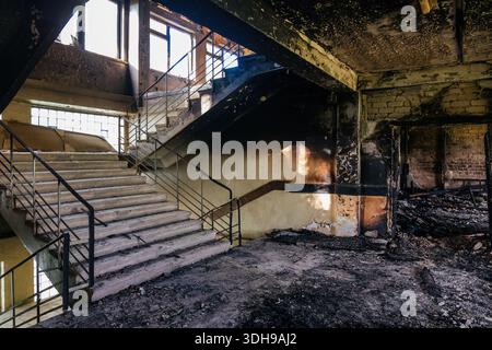 Verbrannte Innenräume nach Brand oder Angriff in Industrie- oder Bürogebäuden. Stockfoto