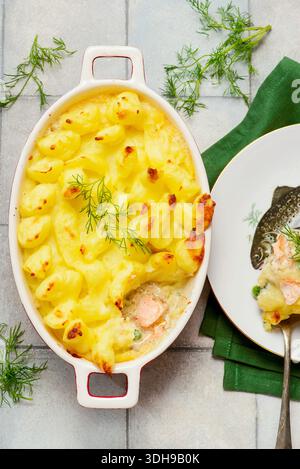 Shepherd's Pie mit Lachs, grünen Erbsen, Kartoffelpüree, gebacken in einer Pfanne.Top veiw.selective Fokus Stockfoto