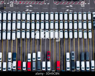 Luftaufnahme dicht geparkter Fahrzeuge am Hafenterminal. Stockfoto