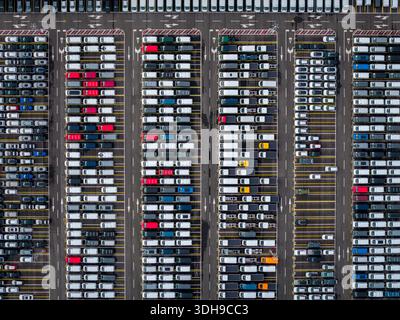 Luftaufnahme dicht geparkter Fahrzeuge am Hafenterminal. Stockfoto