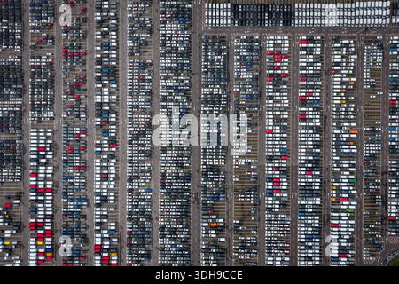 Luftaufnahme dicht geparkter Fahrzeuge am Hafenterminal. Stockfoto